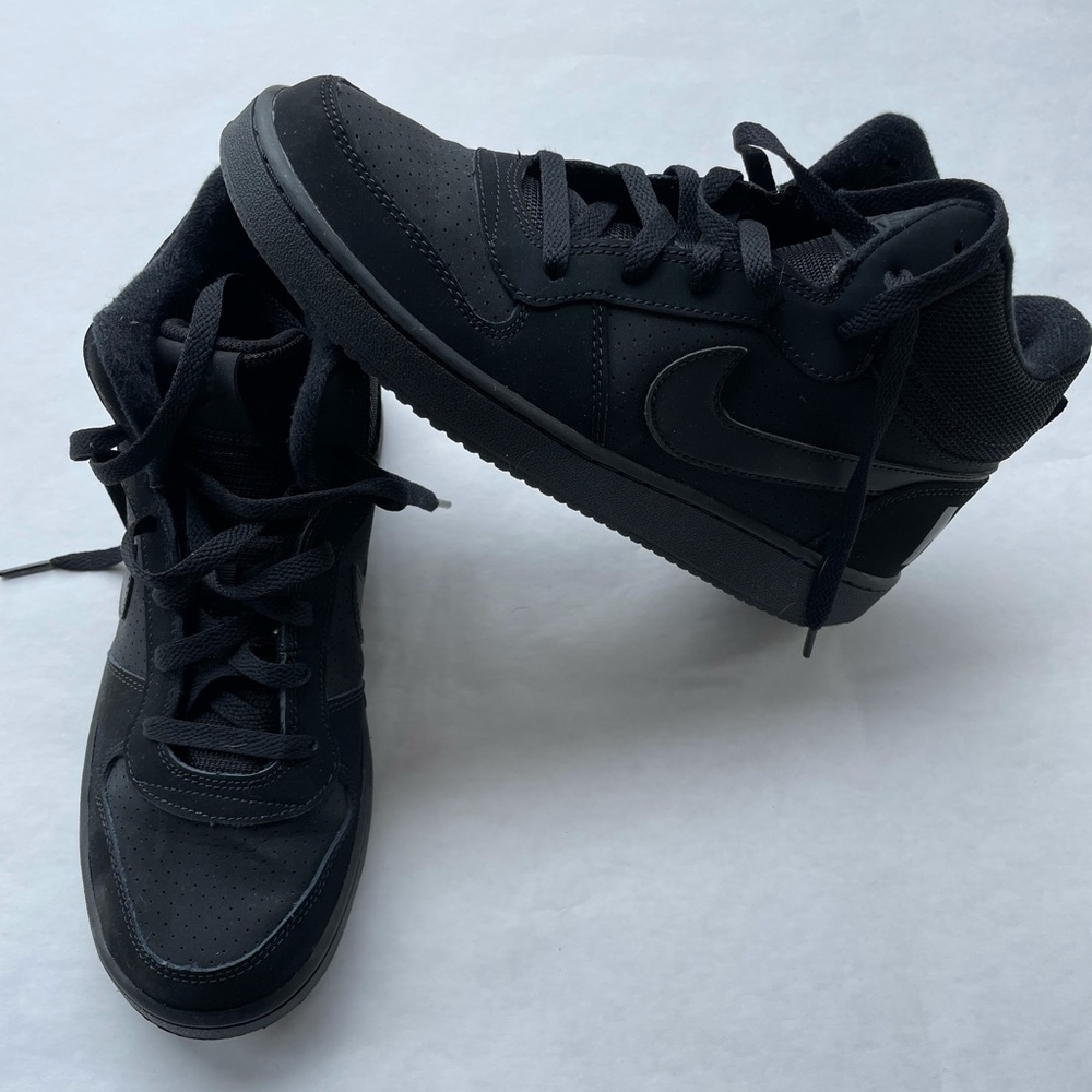 Nike Court Borough Mid